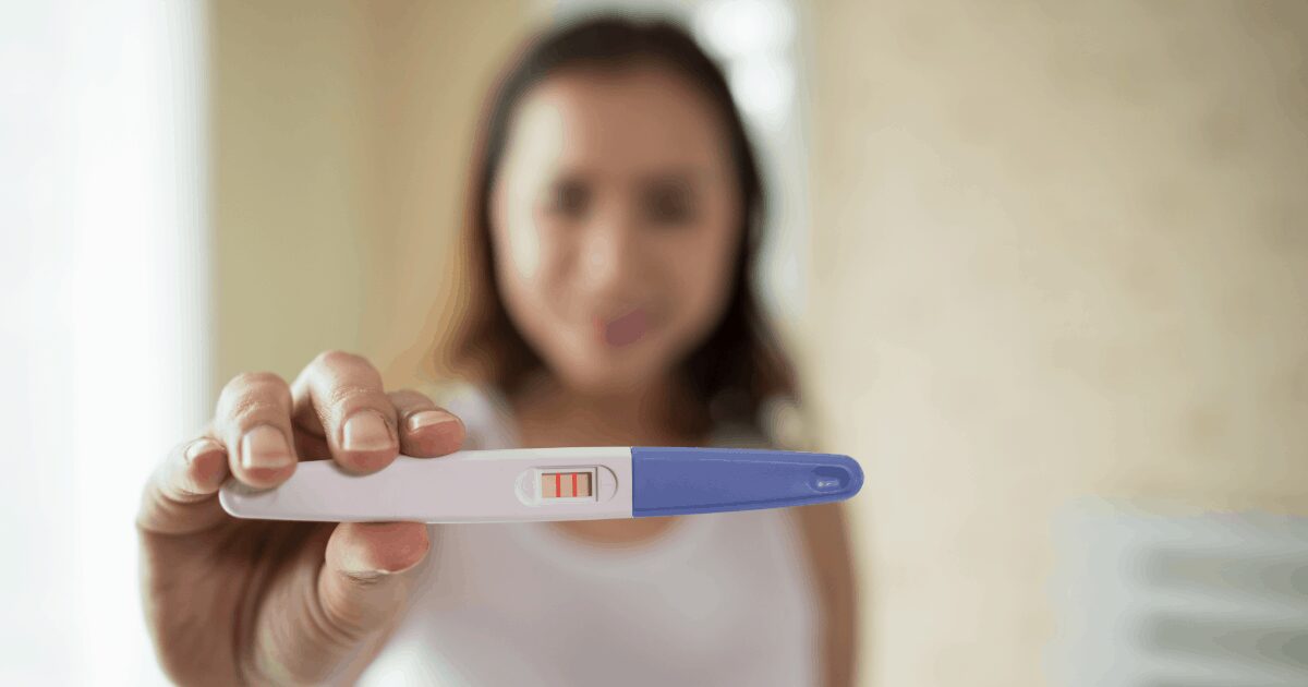 Можно забеременеть от руки. Тест на беременность. Девушка с тестом на беременность. Тест на беременность 2 полоски. Тест на беременность в руке.